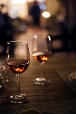 Işıklı Kırmızı Şarap Kadehi 'ni kapat..