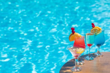 Yüzme havuzunun yanında egzotik kokteyller