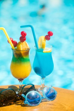 Yüzme havuzunun yanında egzotik kokteyller