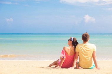 mutlu genç çift yalan ve tropikal bir plajda eğlenmek