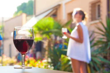 Masada bir kadeh kırmızı şarap Genç kadın Lazise 'in arkasında