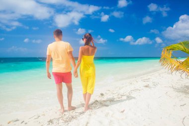 Mutlu genç çift sahilde eğleniyor.