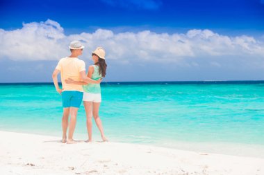 Mutlu genç çift sahilde eğleniyor.