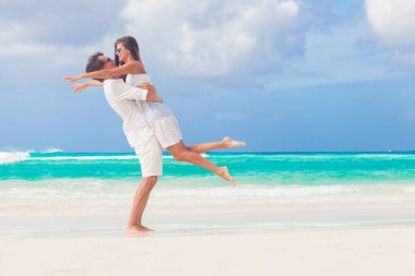 Mutlu genç çift sahilde eğleniyor.