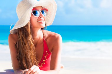 tropikal Karayipler plajda bikini ve saman şapkalı uzun saçlı kız