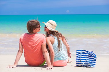 arkadan görünüşü tropik sahilde oturan Çift