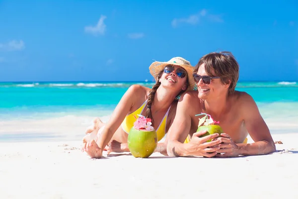 Close up de jovem casal desfrutando de seu tempo bebendo um coquetel de coco — Fotografia de Stock