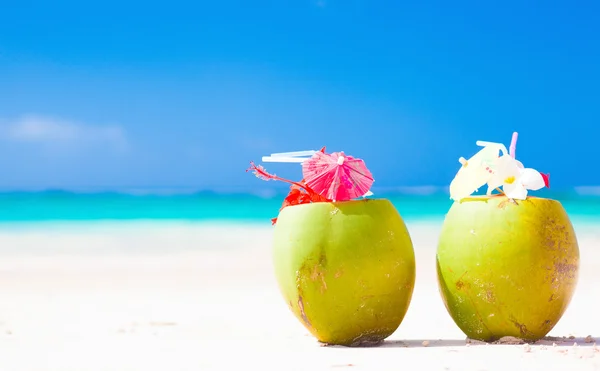 热带海滩上的两个新鲜椰子鸡尾酒。 — 图库照片