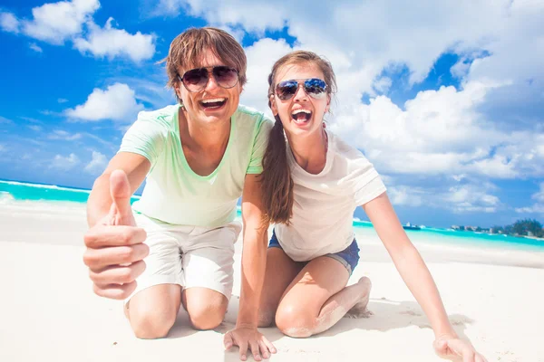 Primo piano di felice giovane coppia caucasica in occhiali da sole sorridente sulla spiaggia — Foto Stock