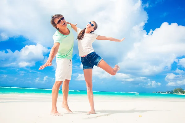 Foto van gelukkig paar in zonnebril op het strand — Stockfoto