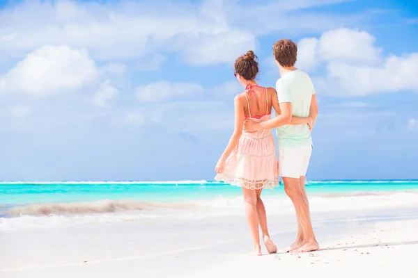 Imagen de pareja feliz en gafas de sol en la playa —  Fotos de Stock