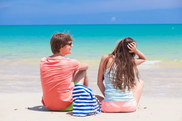 Porträt einer schönen Frau im Luxus-Pool — Stockfoto