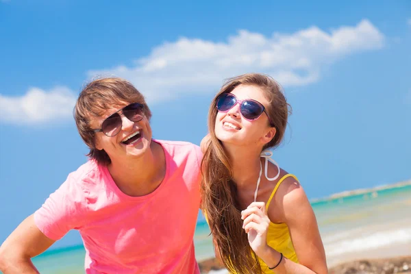 Paar umarmt sich am tropischen Strand der Malediven — Stockfoto