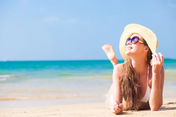 Donna dai capelli lunghi in bikini e cappello di paglia sulla spiaggia tropicale — Foto Stock