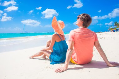 arkadan görünüşü: Barbados tropikal bir plajda otururken Çift