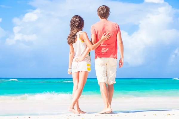 Vista posteriore di coppia felice in occhiali da sole sulla spiaggia — Foto Stock