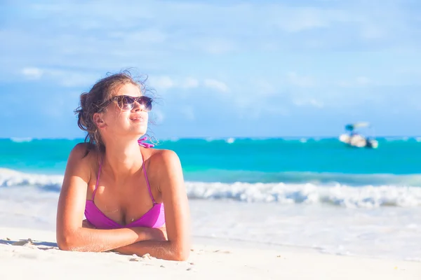 Menina de cabelos longos em biquíni na praia de barbados tropicais — Fotografia de Stock