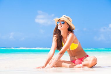 uzun saçlı kız bikini ve tropikal barbados sahilde bir şapka