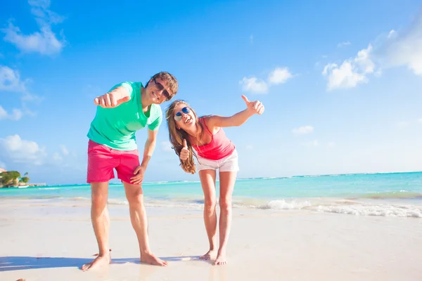 在海滩上戴太阳镜的快乐夫妻的照片 — 图库照片