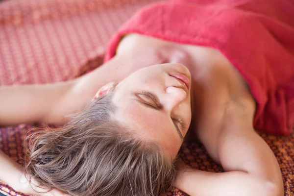 Schöne junge Frau genießt ihre Zeit im Spa — Stockfoto