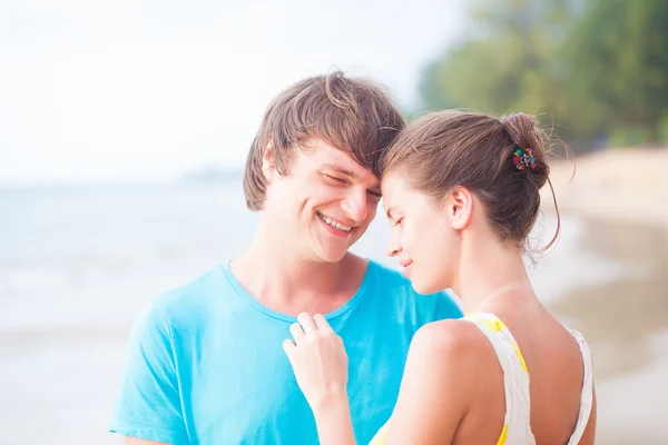 Portret van gelukkige jonge paar genieten van hun tijd op tropisch strand in de avond — Stockfoto