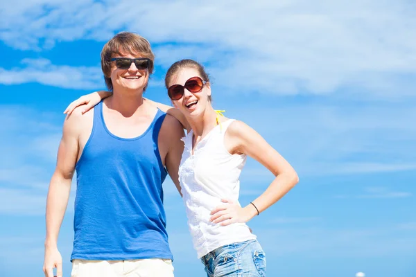 Close-up van gelukkige jonge paar in zonnebril genieten van hun tijd op tropisch strand — Stockfoto