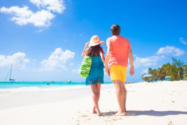 Barbados tropik sahilde kıyafetlerle parlak Çift
