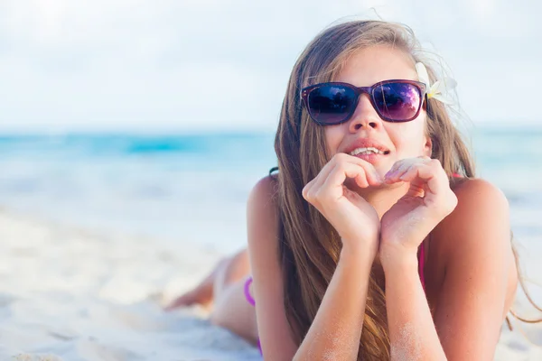 Ragazza dai capelli lunghi in bikini e con fiore nei capelli sulla spiaggia delle Barbados tropicali — Foto Stock