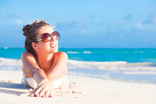 Chica joven en bikini y gafas de sol redondas en la playa de barbados tropicales — Foto de Stock