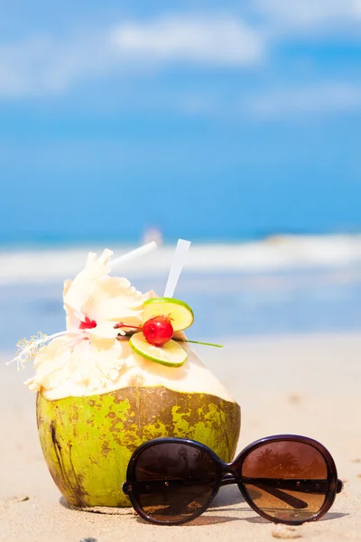 Imagem de coquetel fresco e óculos de sol de luxo na praia tropical — Fotografia de Stock