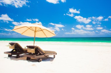 iki sandalye ve şemsiye kum plaj sahil. tatil