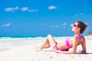 bikini tropik sahilde yatan genç kadın uzun saçlı önden görünümü