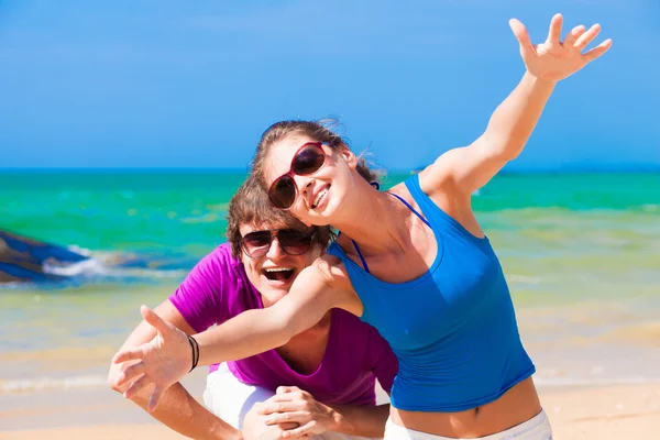 Nahaufnahme eines glücklichen jungen Paares mit Sonnenbrille und winkenden Händen — Stockfoto