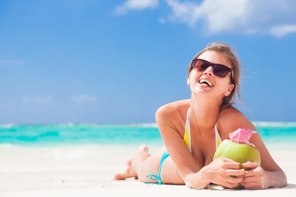 Mujer en bikini con jugo de coco fresco en la playa tropical —  Fotos de Stock