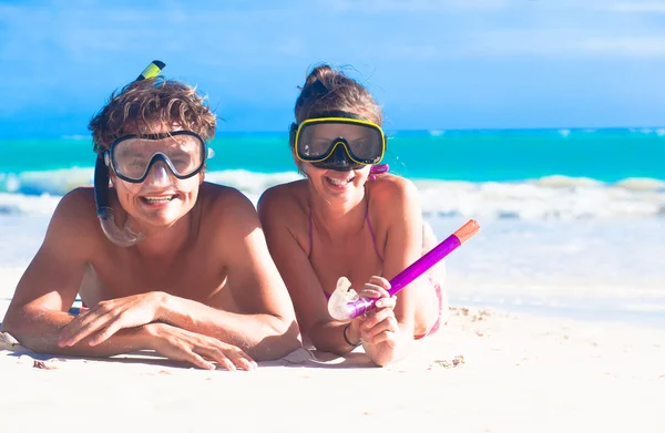 Strand reizen paar plezier Snorkelen, liggen op zomer strand zand met snorkel uitrusting — Stockfoto