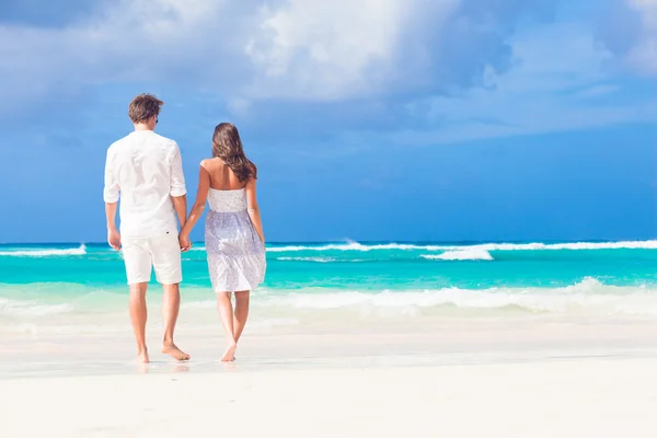 Jovem casal feliz em branco na praia tropical. lua-de-mel — Fotografia de Stock