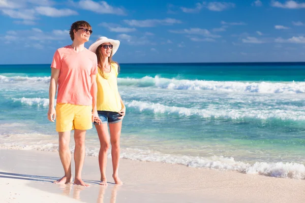 Vue de face du couple heureux en lunettes de soleil sur la plage — Photo