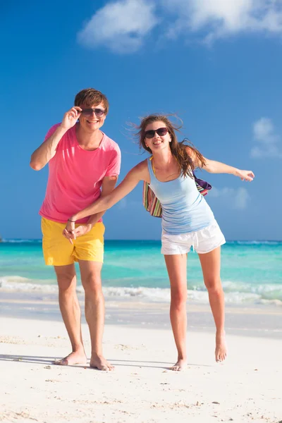 Vue de face du couple heureux en lunettes de soleil sur la plage — Photo