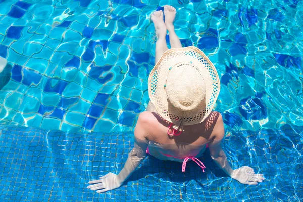 Mladá krásná žena v slamák relaxaci v lázních fondu — Stock fotografie