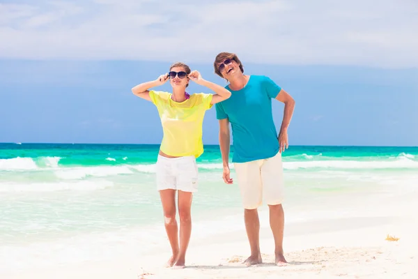 Vista frontal de casal feliz na praia — Fotografia de Stock