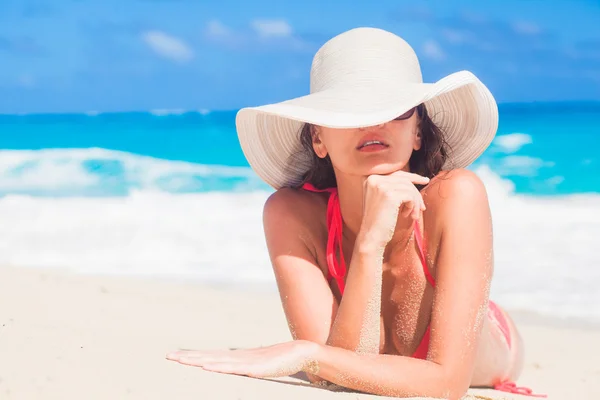 비키니와 밀 짚 모자에 편안한 열 대 해변에서 여자 — 스톡 사진