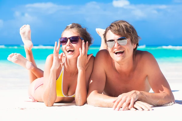 Heureux jeune couple couché sur une plage tropicale à la Barbade — Photo