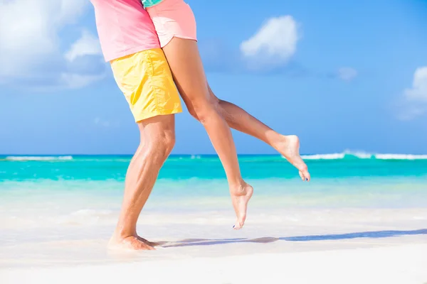 腿，拥抱，年轻夫妇在绿松石的热带海滩 — 图库照片
