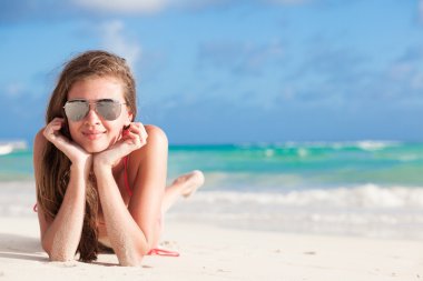 Kadın pembe bikini tropik sahilde yalan