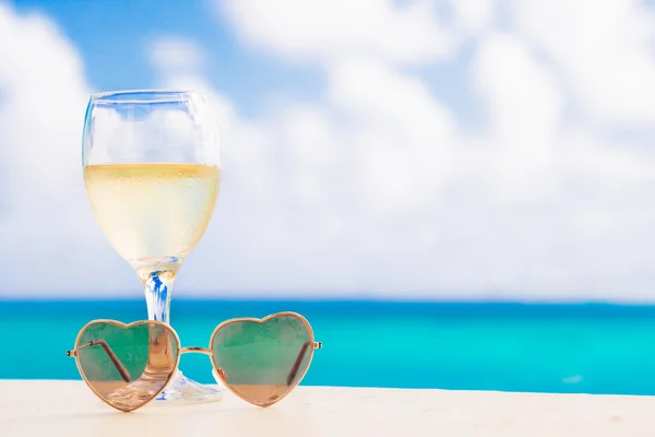 杯冰镇白葡萄酒在海滩附近的桌子上 — 图库照片