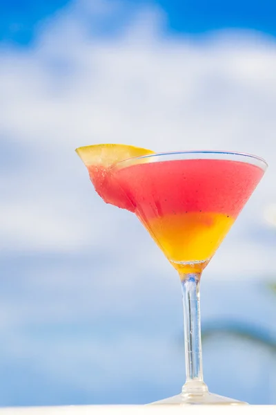 Glas av fruktsallad på bordet nära stranden — Stockfoto