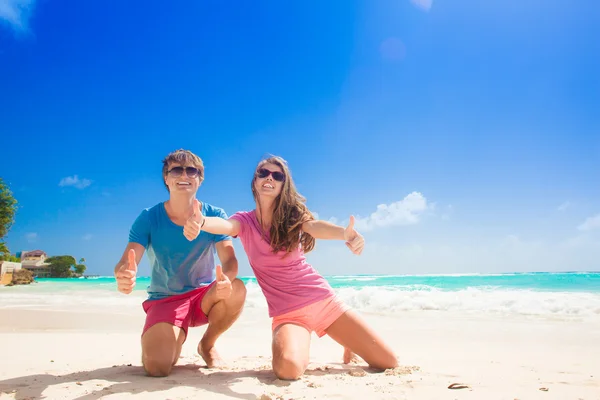 Vista trasera de la feliz pareja joven en la playa — Foto de Stock