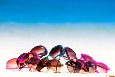 tropik sahilde yatan birçok güneş gözlüğü resim열 대 해변에 누워 많은 선글라스 사진