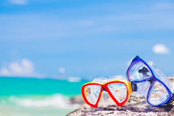 Duikbrillen en Snorkel Gear steen in de buurt van strand — Stockfoto
