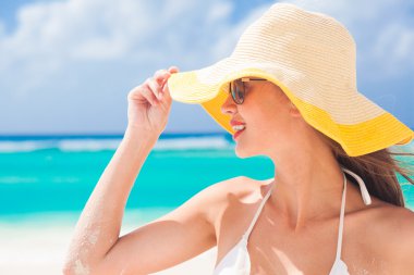 tropikal plaj bikini ve saman şapkalı kadın